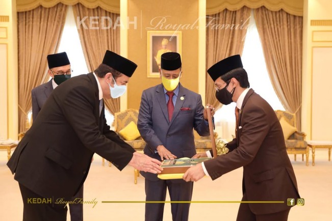 Riza Chalid dan Anwar Ibrahim berkunjung ke Sultan Kedah Malaysia. [X]